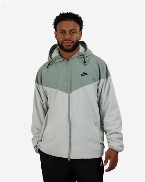 Shop Nike NSW Windrunner FB8618